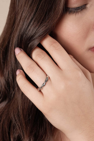 Anel Liso Torcido Tamanho 24 Ródio Branco