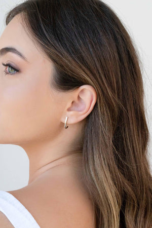 Brinco Meia Argola Oval Liso Ródio Branco