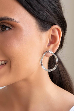 Brinco Oval Ondulado 4 cm Ródio Branco