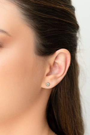 Brinco Ponto de Luz Cravação Inglesa Cristal 4 mm Banhado a Ouro 18K