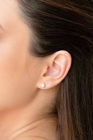 Brinco Ponto de Luz Cravação Inglesa Cristal 6 mm Banhado a Ouro 18K