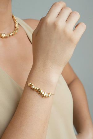 Pulseira Cascalhos Lisos Fecho Gravata Banhado a Ouro 18K