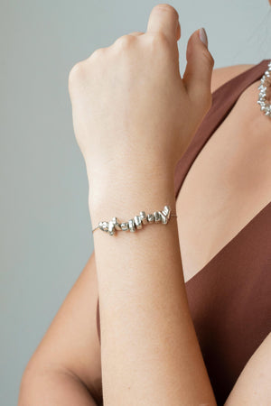 Pulseira Cascalhos Lisos Fecho Gravata Ródio Branco