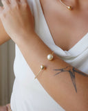 Bracelete Bola Lisa e Pérola Banhado a Ouro 18K