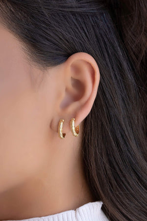 Brinco Argola Click Detalhada 1.4 cm Banhado a Ouro 18K