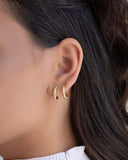 Brinco Argola Click Detalhada 1.4 cm Banhado a Ouro 18K