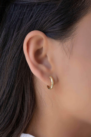 Brinco Argola Click Detalhada 1.4 cm Banhado a Ouro 18K