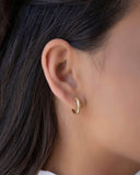 Brinco Argola Click Detalhada 1.4 cm Banhado a Ouro 18K