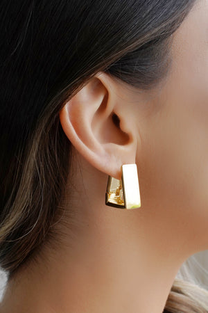 Brinco Argola Click Triangular Reta Lisa 2.4 cm Banhado a Ouro 18K