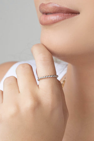 Anel Ajustável Torcido Tamanho M Ródio Branco