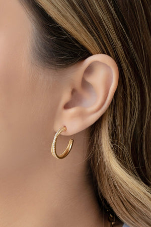 Brinco Argola Entrelaçada Cravejada Cristal 2.2 cm Banhado a Ouro 18K