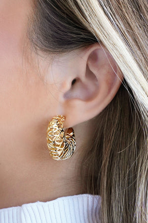 Brinco Argola Detalhada Vazada 2.8 cm Banhado a Ouro 18K