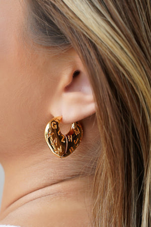 Brinco Argola Click Letras Detalhes Vazados 2.5 cm Banhado a Ouro 18K