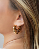 Brinco Argola Click Letras Detalhes Vazados 2.5 cm Banhado a Ouro 18K