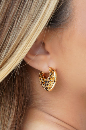 Brinco Argola Click Letras Detalhes Vazados 2.5 cm Banhado a Ouro 18K