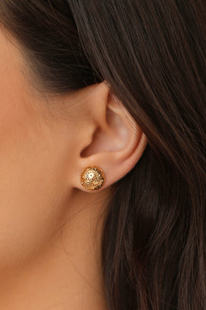 Brinco Meia Bola Detalhada Vazada 1.2 cm Banhado a Ouro 18K