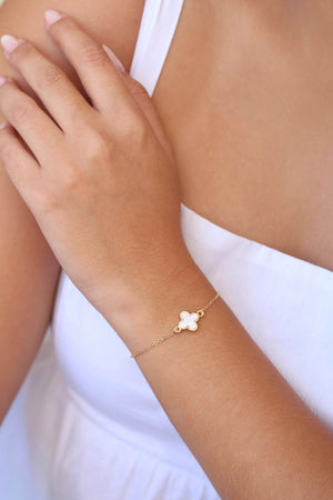 Pulseira Elos Trevo Madrepérola Fecho Gravata Banhado a Ouro 18K