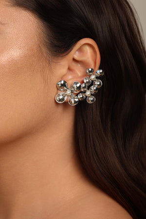 Ear Cuff Flores Pérolas 5.2 cm Ródio Branco
