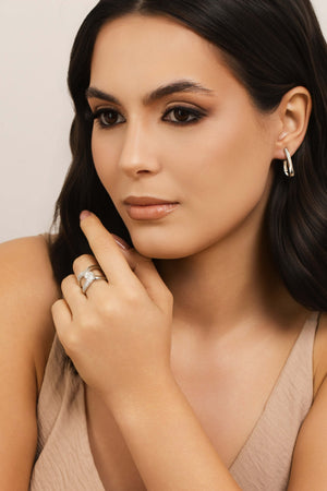 Brinco Argola Torcida Cravejada Cristal 2.3 cm Ródio Branco