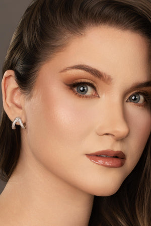 Brinco Onda Cravejada Cristal Ródio Branco