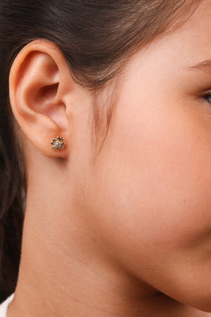 Brinco Infantil Flor Riscada 7 mm Ponto de Luz Cristal Banhado a Ouro 18K