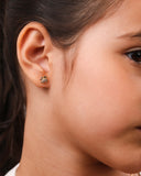 Brinco Infantil Flor Riscada 7 mm Ponto de Luz Cristal Banhado a Ouro 18K