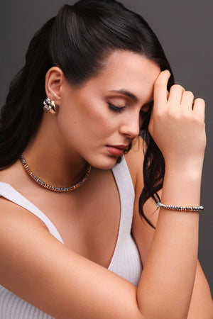 Brinco Orgânico Detalhado 2.4 cm Banhado a Ouro 18K