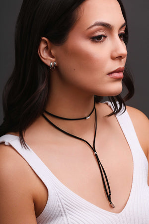 Gargantilha Gravata Dupla Camurça Preta Retângulos Ródio Branco - 30 cm