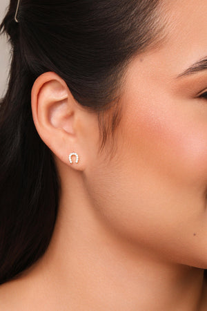 Brinco Ferradura Cravejada Cristal Banhado a Ouro 18K