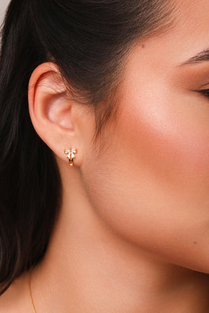 Brinco Argola Click Laço Baguetes Cristal 1.0 cm Banhado a Ouro 18K