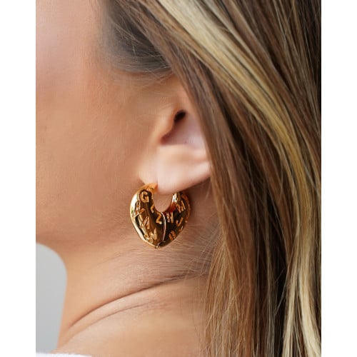 Brinco Argola Click Letras Detalhes Vazados 2.5 cm Banhado a Ouro 18K