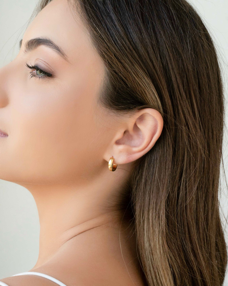 Brinco Argola Lisa Tamanho M Banhado a Ouro 18K