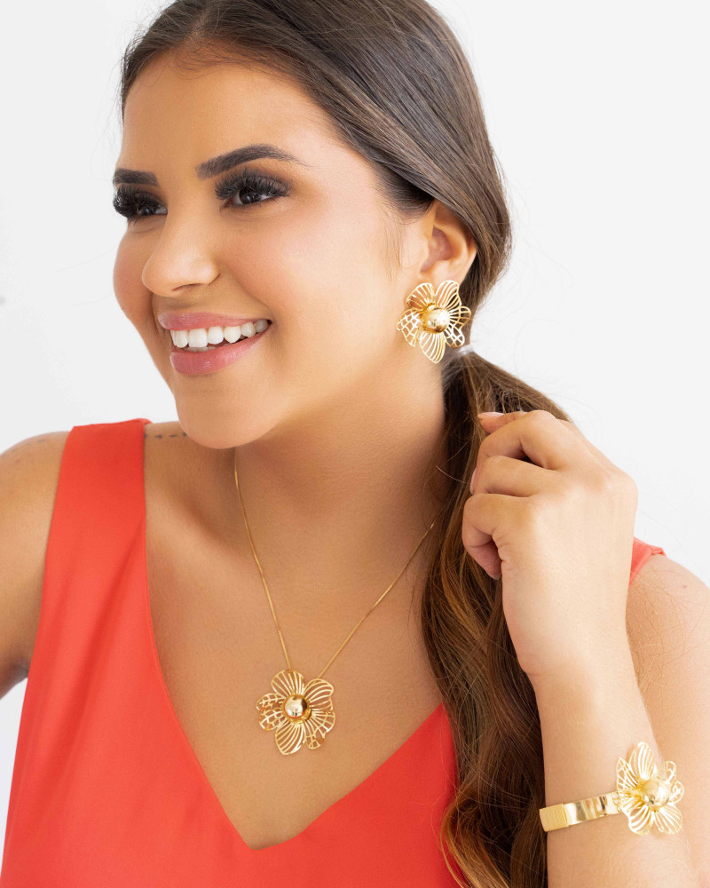 Brinco Flor Vazada Banhado a Ouro 18K