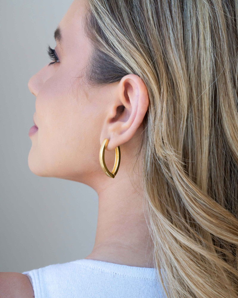Brinco Argola Elíptico Liso Tamanho M Banhado a Ouro 18K