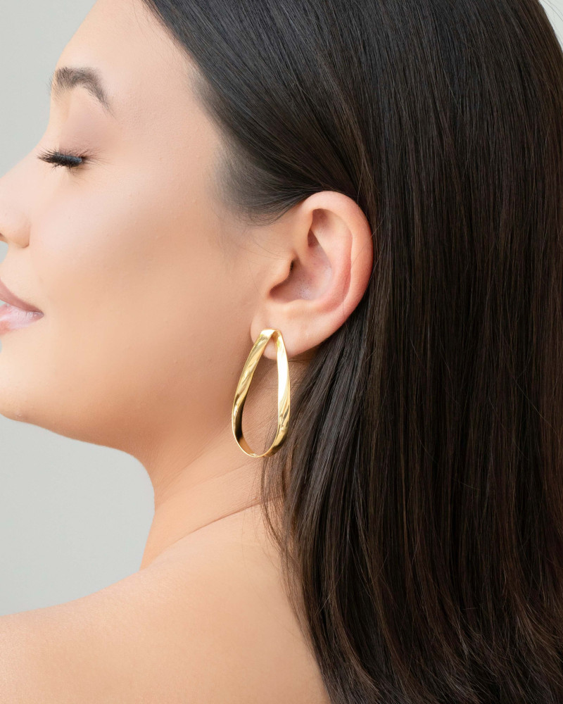 Brinco Gota Lisa com Detalhes Banhado a Ouro 18K