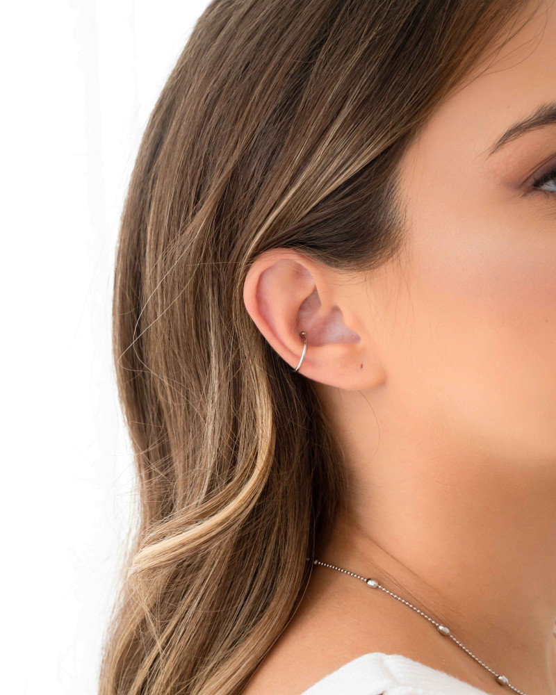 Piercing Liso Detalhes Bolinhas Ródio Branco