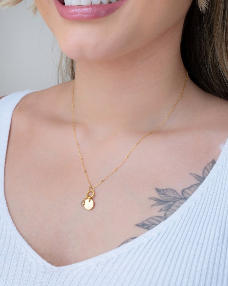 Gargantilha Detalhes Pingente Redondo Ponto de Luz Banhado a Ouro 18K