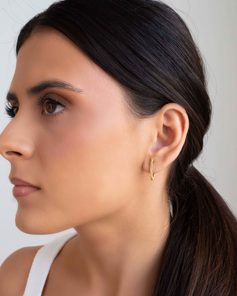 Brinco Argola Click em V Texturizada 1.9 cm Banhado a Ouro 18K