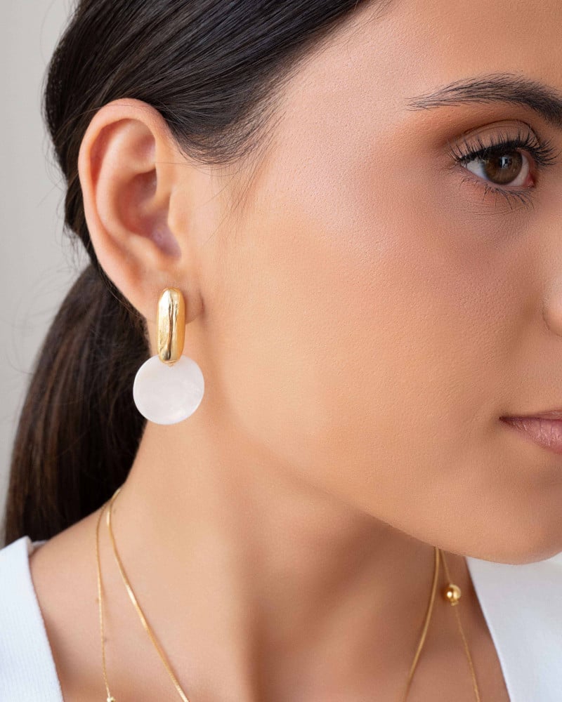 Brinco Riscado com Madrepérola Banhado a Ouro 18K