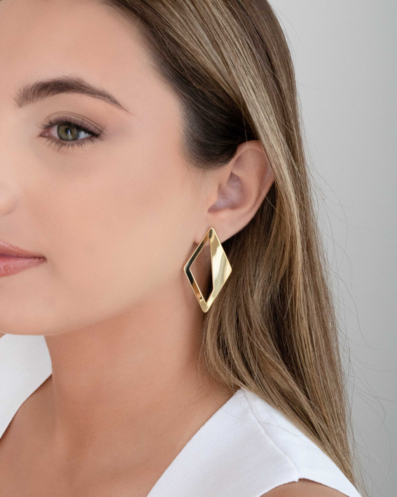 Brinco Losango Vazado Banhado a Ouro 18K