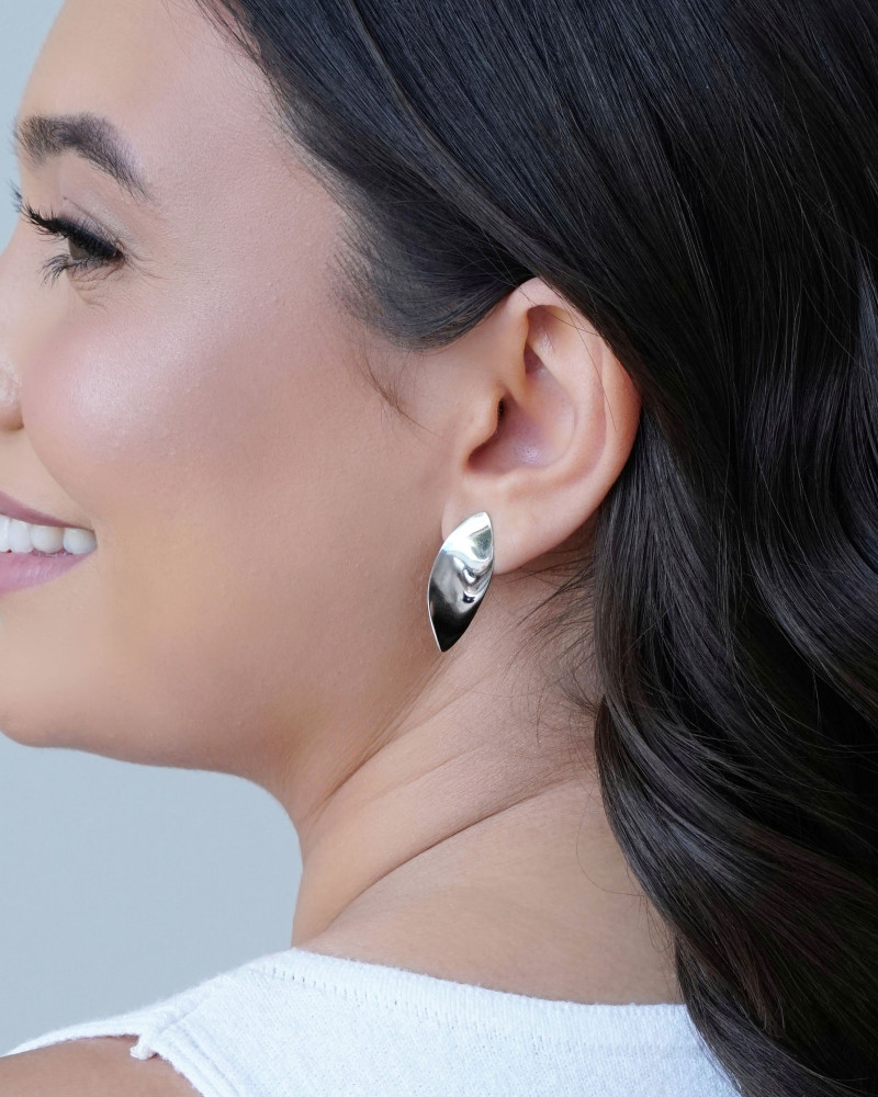 Brinco Folha Torcida Lisa Ródio Branco