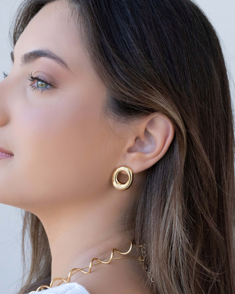 Brinco Oval Vazado Banhado a Ouro 18K