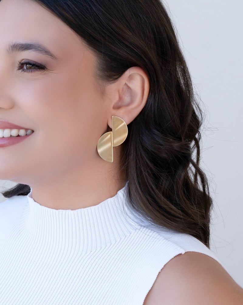Brinco Meia Lua Liso Banhado a Ouro 18K