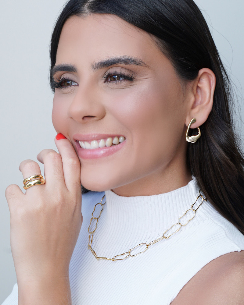 Brinco Orgânico Vazado Liso Banhado a Ouro 18K