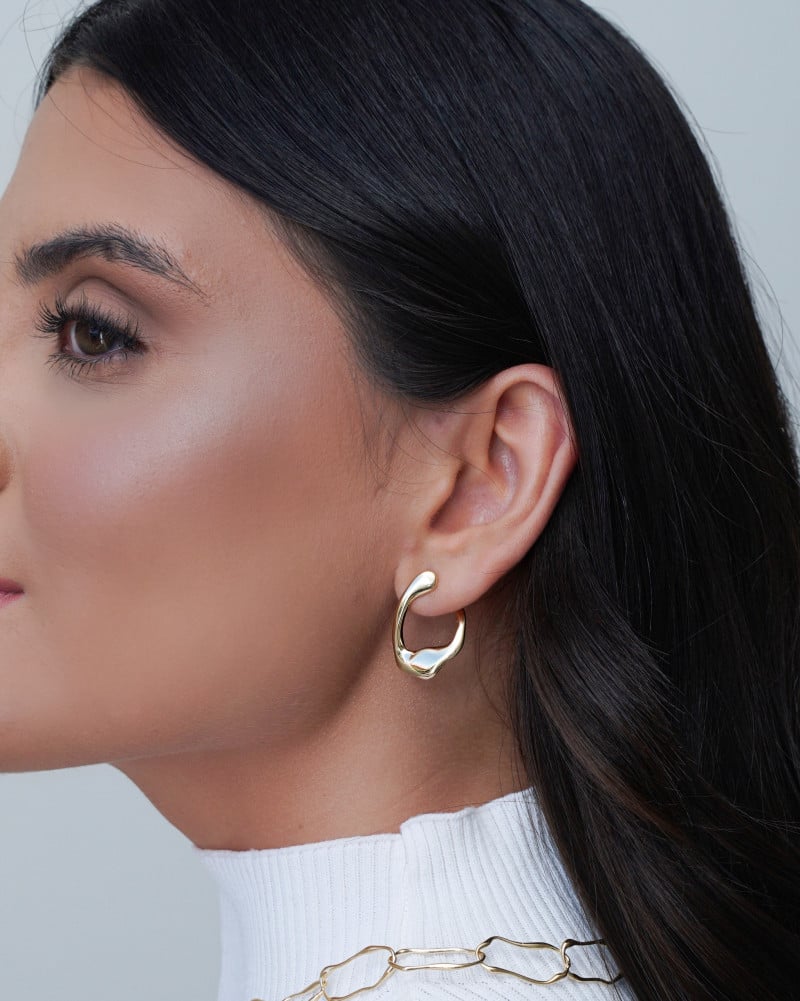 Brinco Orgânico Vazado Liso Banhado a Ouro 18K