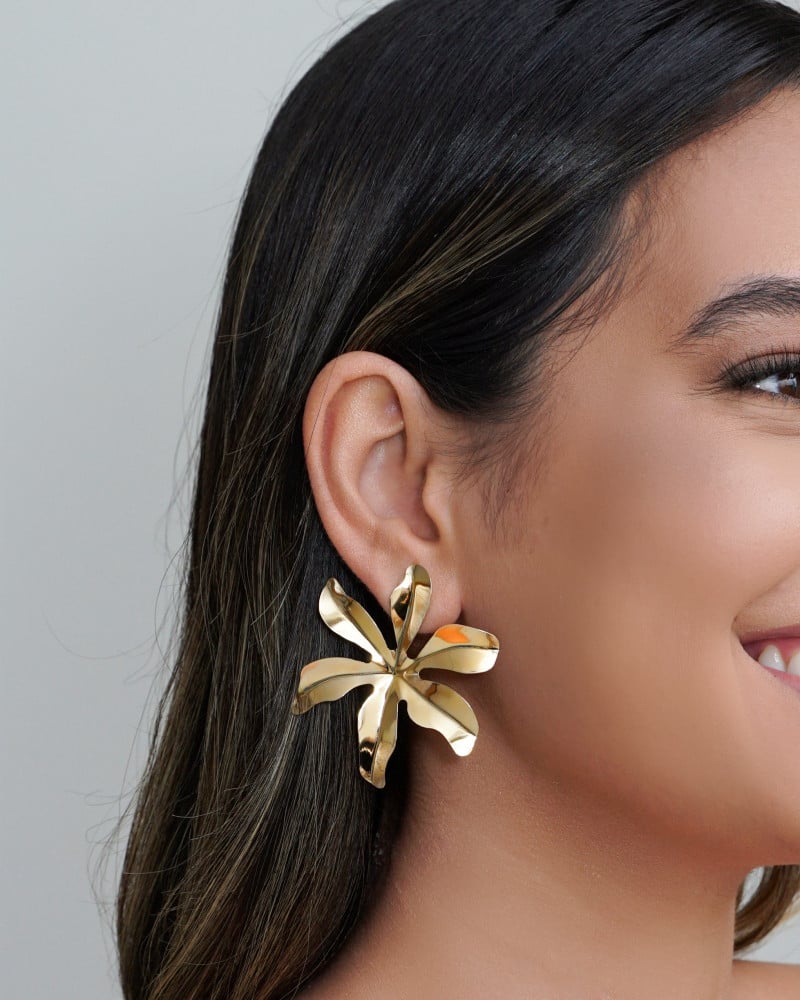 Brinco Flor Lisa Banhado a Ouro 18K