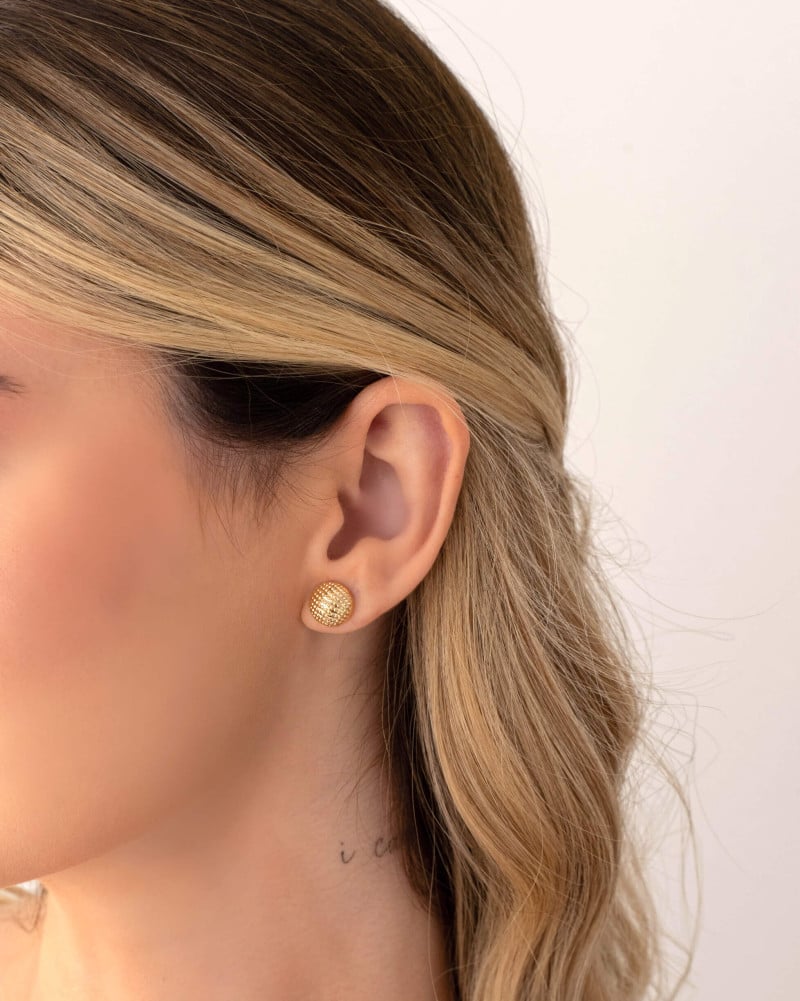 Brinco Meia Bola Texturizada 1 cm Banhado a Ouro 18K