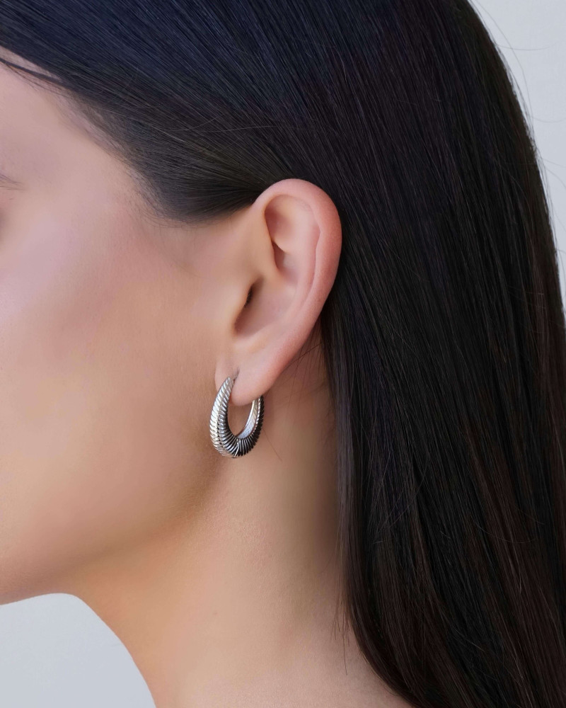 Brinco Argola Click Frisado 2.4 cm Ródio Branco