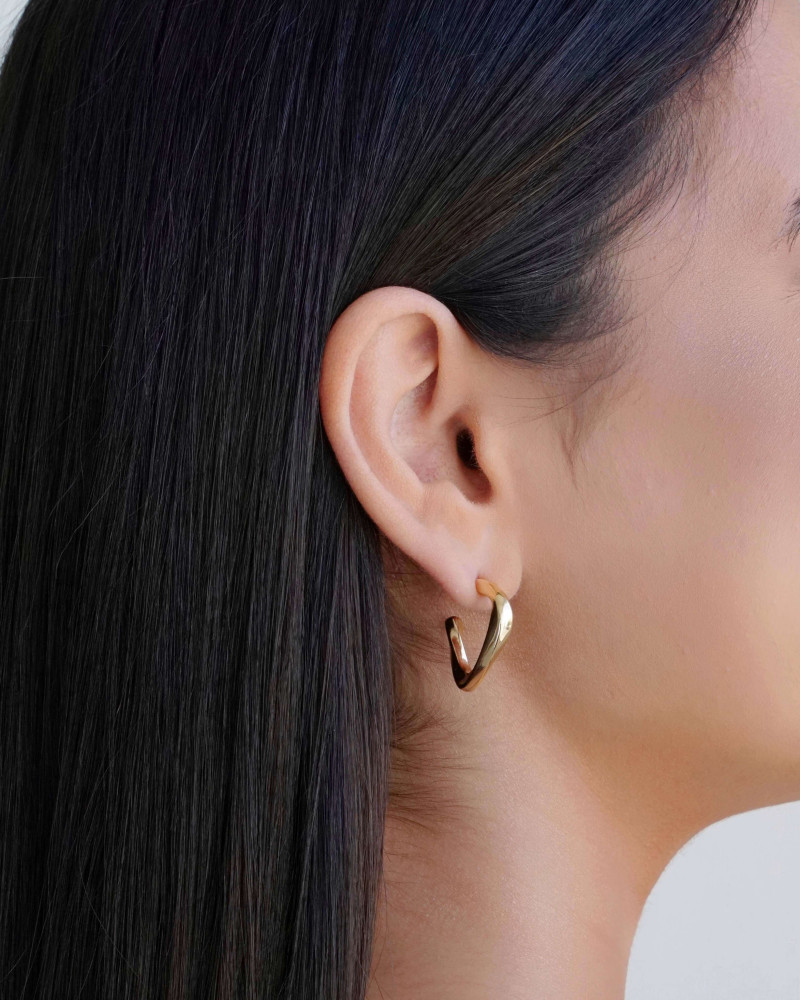 Brinco Argola Torcida Lisa 2.3 cm Banhado a Ouro 18K