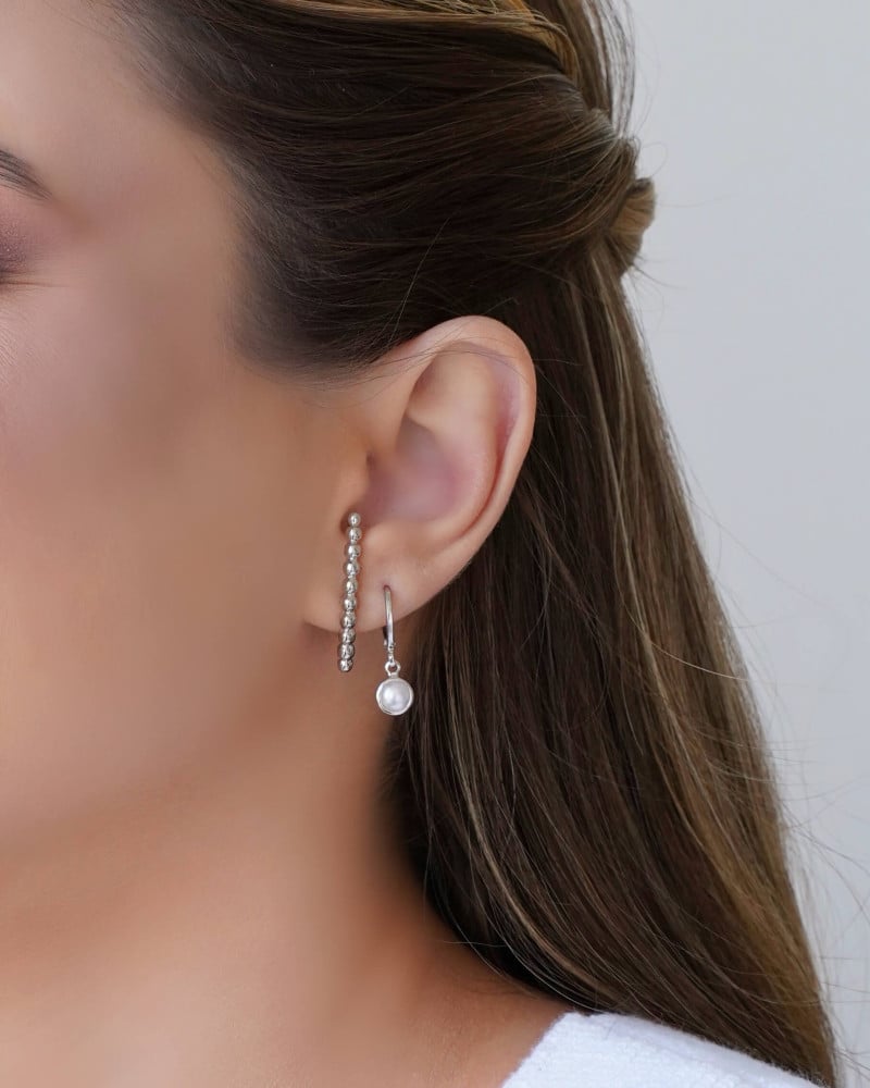 Ear Hook Bolinhas Ródio Branco